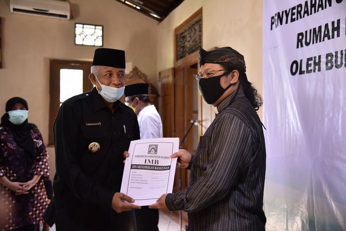 Bupati saat menyerahkan IMB Dispensasi rumah ibadah