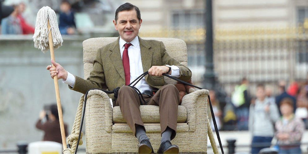 Rowan Atkinson berhasil menghidupkan tokoh komedi Mr. Bean, yang banyak disukai orang.