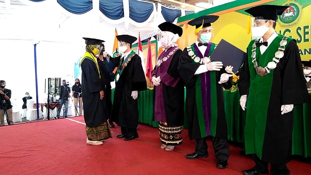 Prosesi wisuda Drive Thru UVBN Sukoharjo