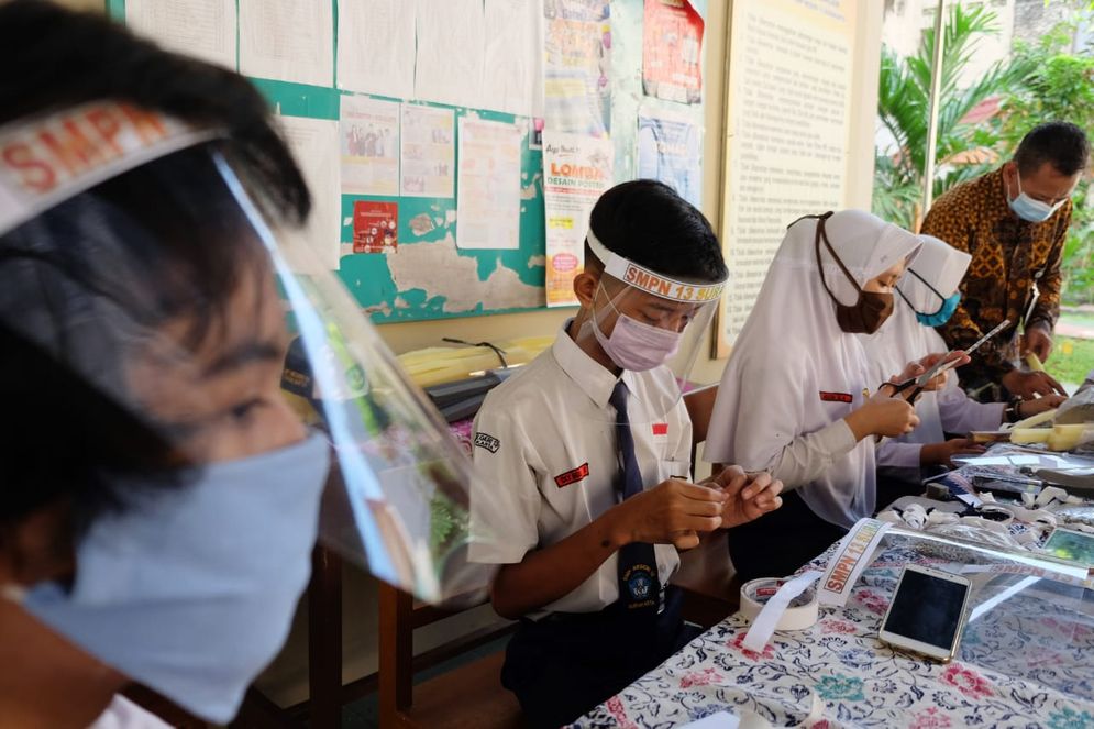 Ilustrasi sejumlah siswa menggunakan masker saat mengikuti pelajaran. Foto: ist