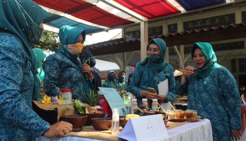 Mencicipi minuman rempah hasil dari  Toga