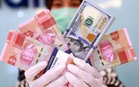 Ilustrasi uang Rupiah dan Dollar AS.