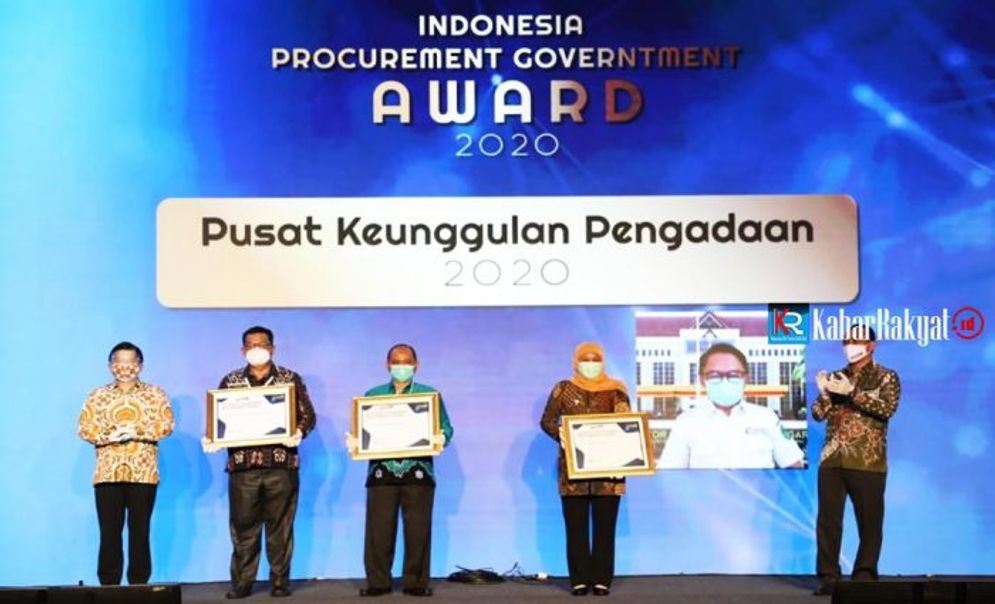 Gubernur Jatim Khofifah Indar Parawansa saat menerima penghargaan