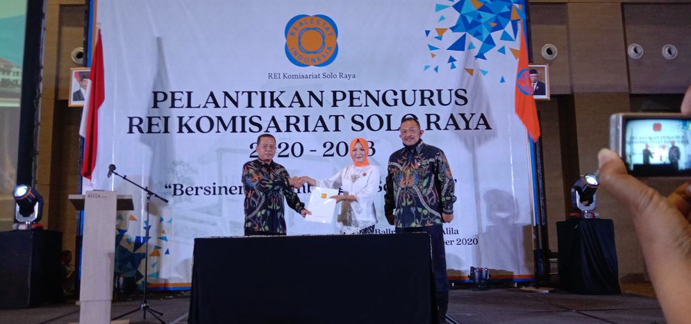 Pengukuhan dan serah terima jabatan dari Ketua REI Soloraya lama Anthony Pada Maharani, disaksikan ketua DPD REI Jateng Suhartono