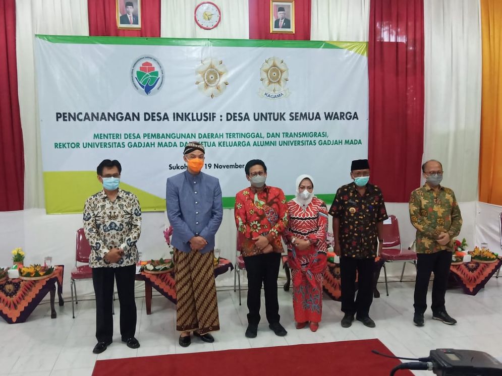 Mendes PDTT Abdul Halim Iskandar , Gubernur Ganjar Pranowo dan Kagama meresmikan desa Inklusi Jatisobo Polokarto Sukoharjo