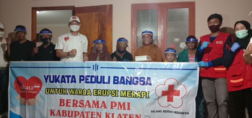 Yukata Peduli memberikan bantuan nasi kotak dan faceshield untuk pengungsi Tegalmulyo Kemalang Klaten