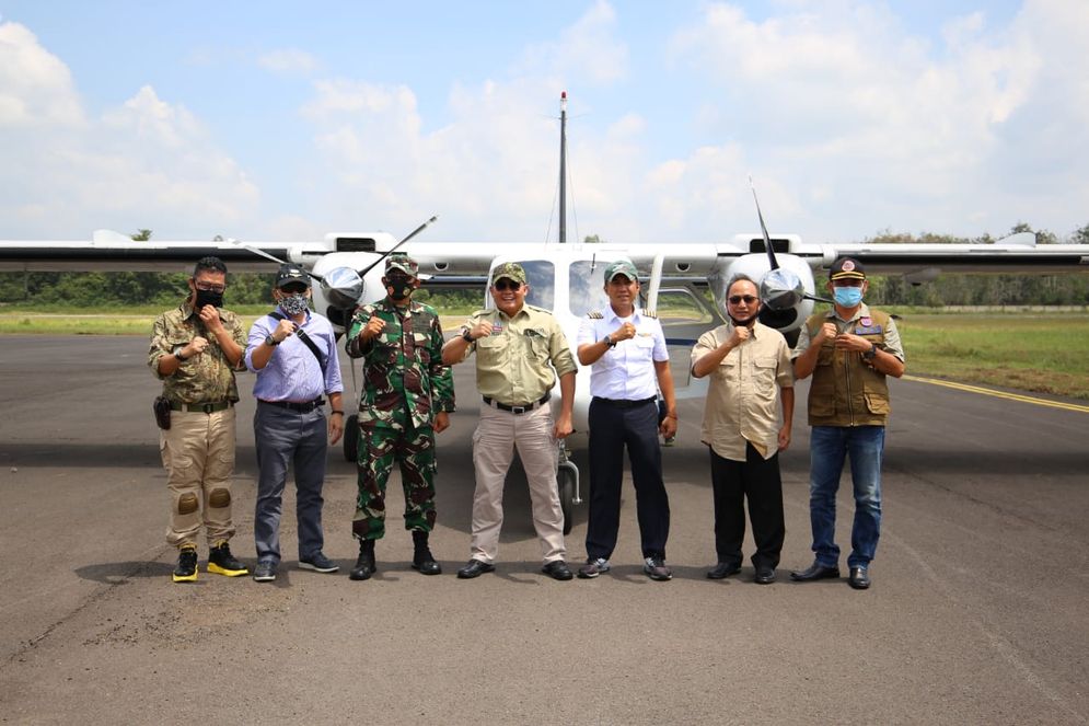 Bupati Muba Dodi Reza Alex bersama jajarannya berpose di depan pewasat di Bandara Sekayu