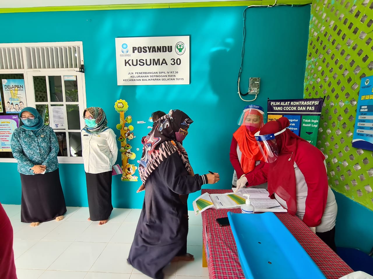 Simulasi di Posyandu Kusuma oleh Kepala DKK Balikpapan, Andi Sri Juliarty dan Ketua Penggerak PKK Arita Rizal Effendi, Rabu (25/11/2020)