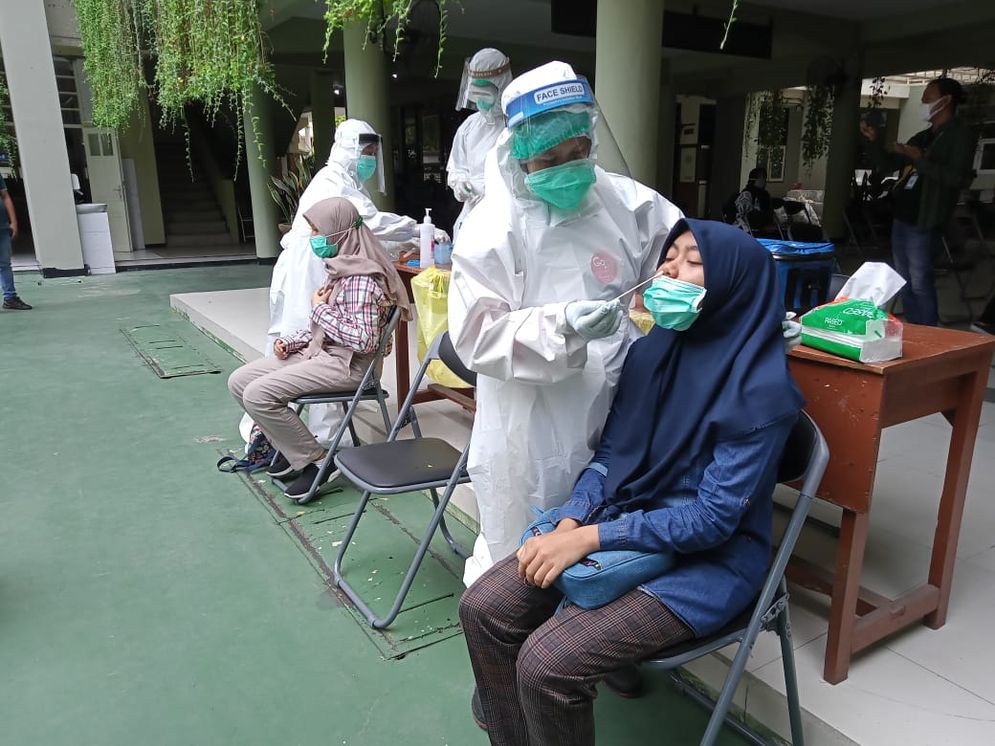 Pelaksanaan tes swab di SMPN 1 Surabaya, Rabu (25/11/2020).