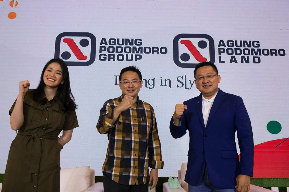 ssistant Vice President Kota Podomoro, Zaldy Wihardja (tengah), President Director ERA Indonesia, Darmadi Darmawangsa (kanan), dan Investment Storyteller Millennial, Felicia Putri Tjiasaka (kiri)