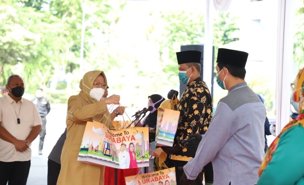 Wali Kota Risma menyerahkan baju hazmat kepada modin