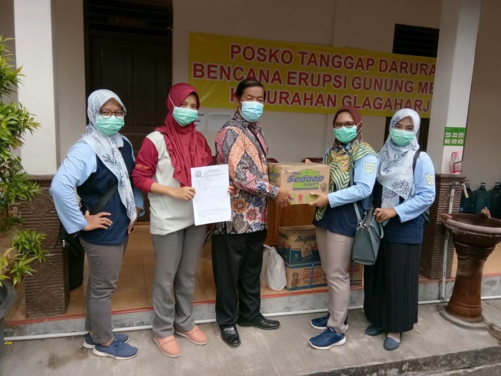 Perwakilan fisioterapi memberikan bantuan