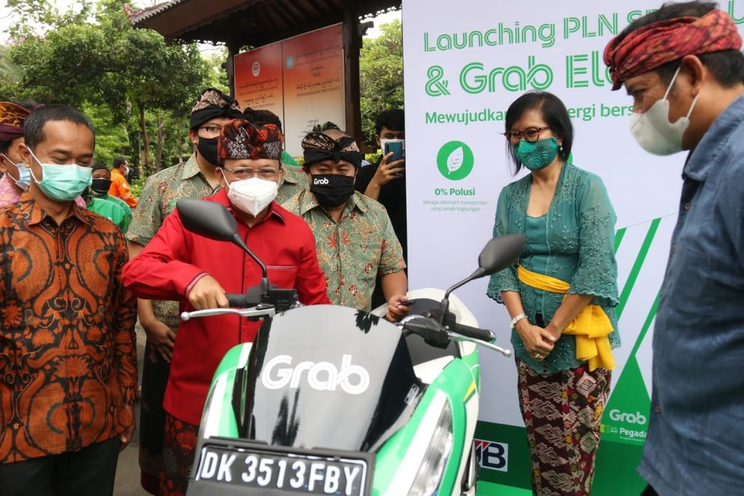 Gubernur Bali, Wayan Koster saat meluncurkan SPBKLU PLN, PLTS Fotovoltaik, dan Kendaraan Listrik Baterai, Kamis (26/11/2020)