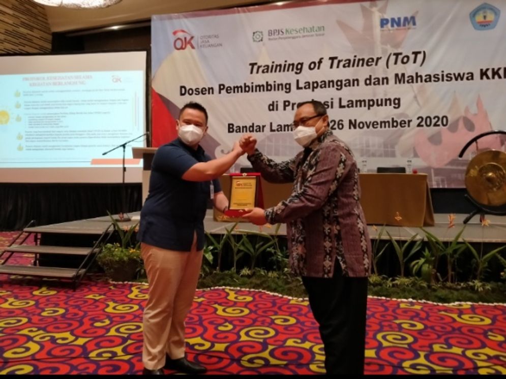 Training of Trainer (ToT) OJK bersama Dosen Pembimbing Lapangan dan Mahasiswa KKN bertempat di Ballroom Novotel, Kamis (24/11/2020).