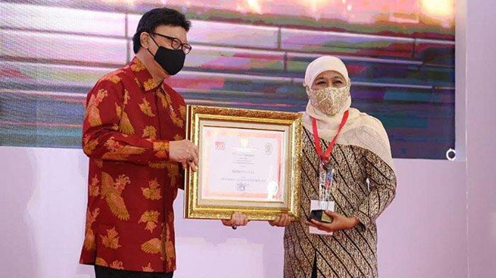Gubernur Jatim Khofifah Indar Parawansa saat menerima penghargaan di Jakarta