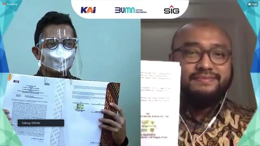 Direktur Marketing & Supply Chain SIG, Adi Munandir (kanan) bersama Direktur Niaga KAI, Maqin U. Norhadi (kiri) usai menandatangani Nota Kesepahaman mengenai Rencana Kerja Sama Optimalisasi dan Pengembangan Angkutan Barang.