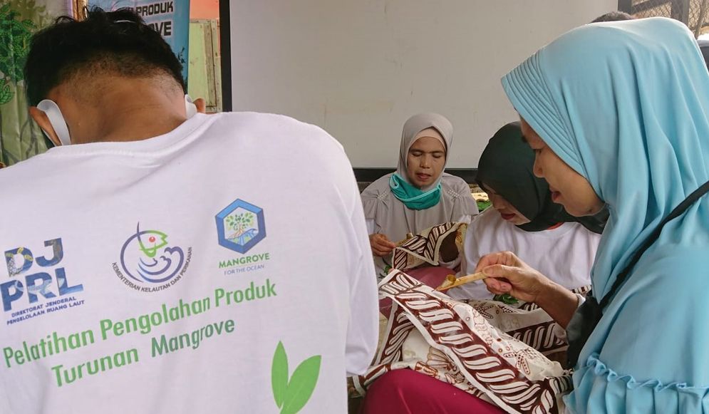 Warga yang ikut pelatihan produk olahan dan turunan tanaman mangrove. Foto: ist