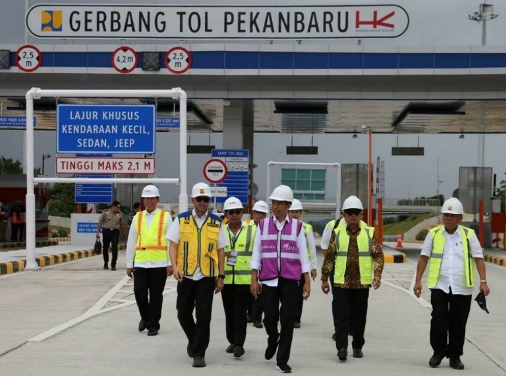 Presiden Jokowi saat meninjau proyek Tol Pekanbaru-Dumai / Pu.go.id