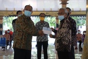 Anggota Korpri Purna Tugas menerima tali asih