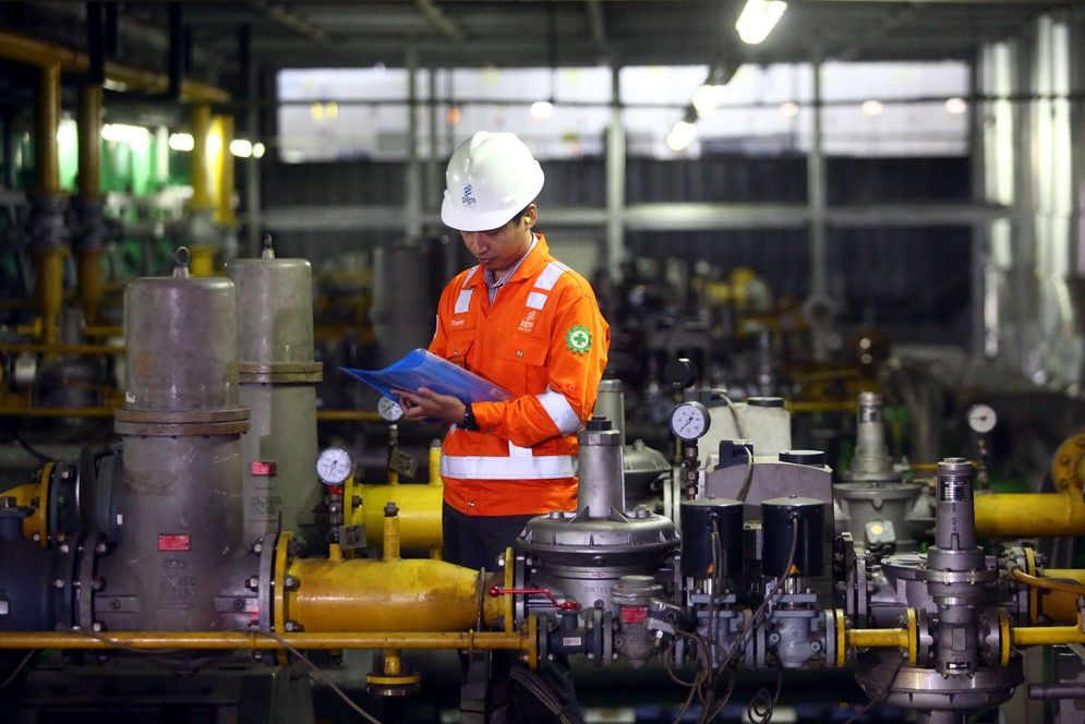 Petugas PGN tengah melakukan pengecekan rutin Gas Engine di Plaza Indonesia. Foto: Ismail Pohan/TrenAsia