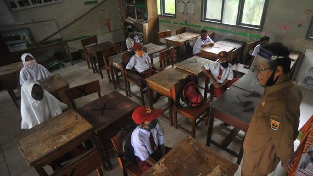 Sekolah di tengah pandemi. Foto: ANTARA/Iggoy el Fitra