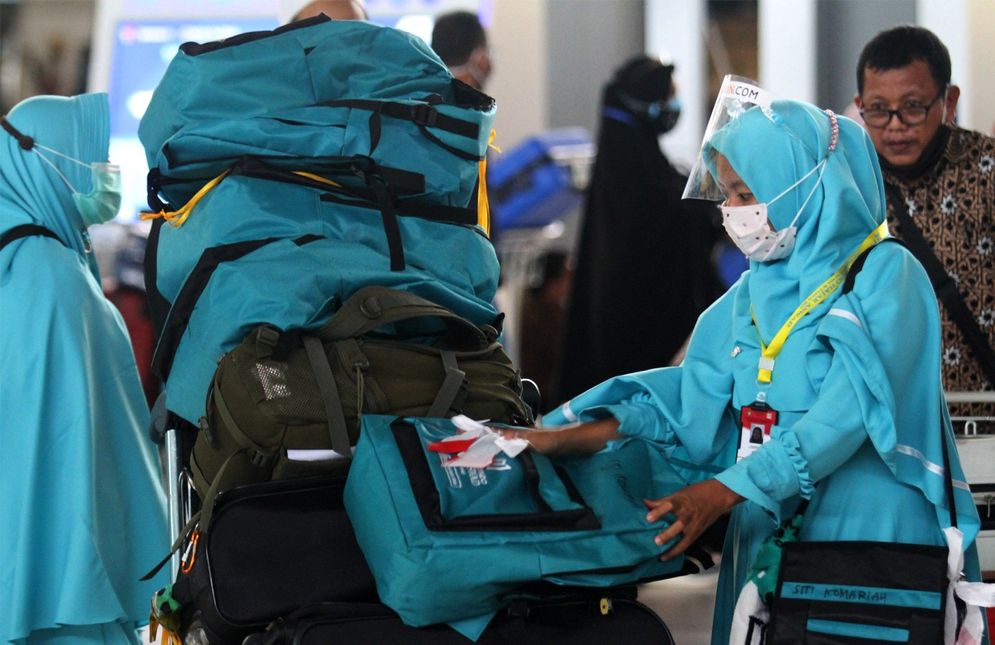 Sejumlah calon jamaah umrah sebelum bertolak ke Arab Saudi dari Terminal 3 Bandara Soekarno Hatta, Tangerang, Banten, Minggu, 1 November 2020. Foto : Panji Asmoro/TrenAsia