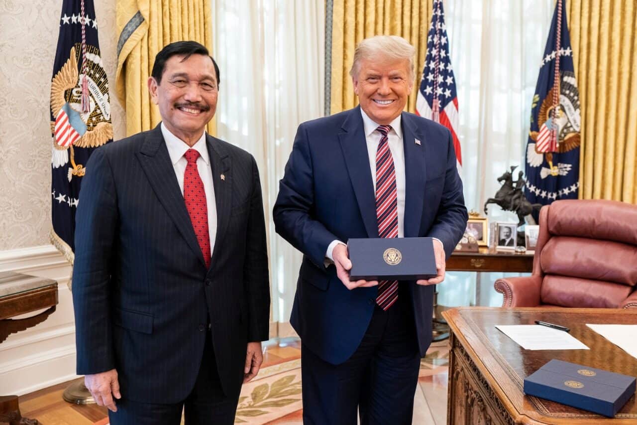 <p>Menteri Koordinator Bidang Kemaritiman dan Investasi, Luhut Binsar Pandjaitan bersama Presiden Amerika Serikat Donald  Trump di White House Washington DC, Selasa, 17 November 2020/ Sumber: maritim.go.id</p>
