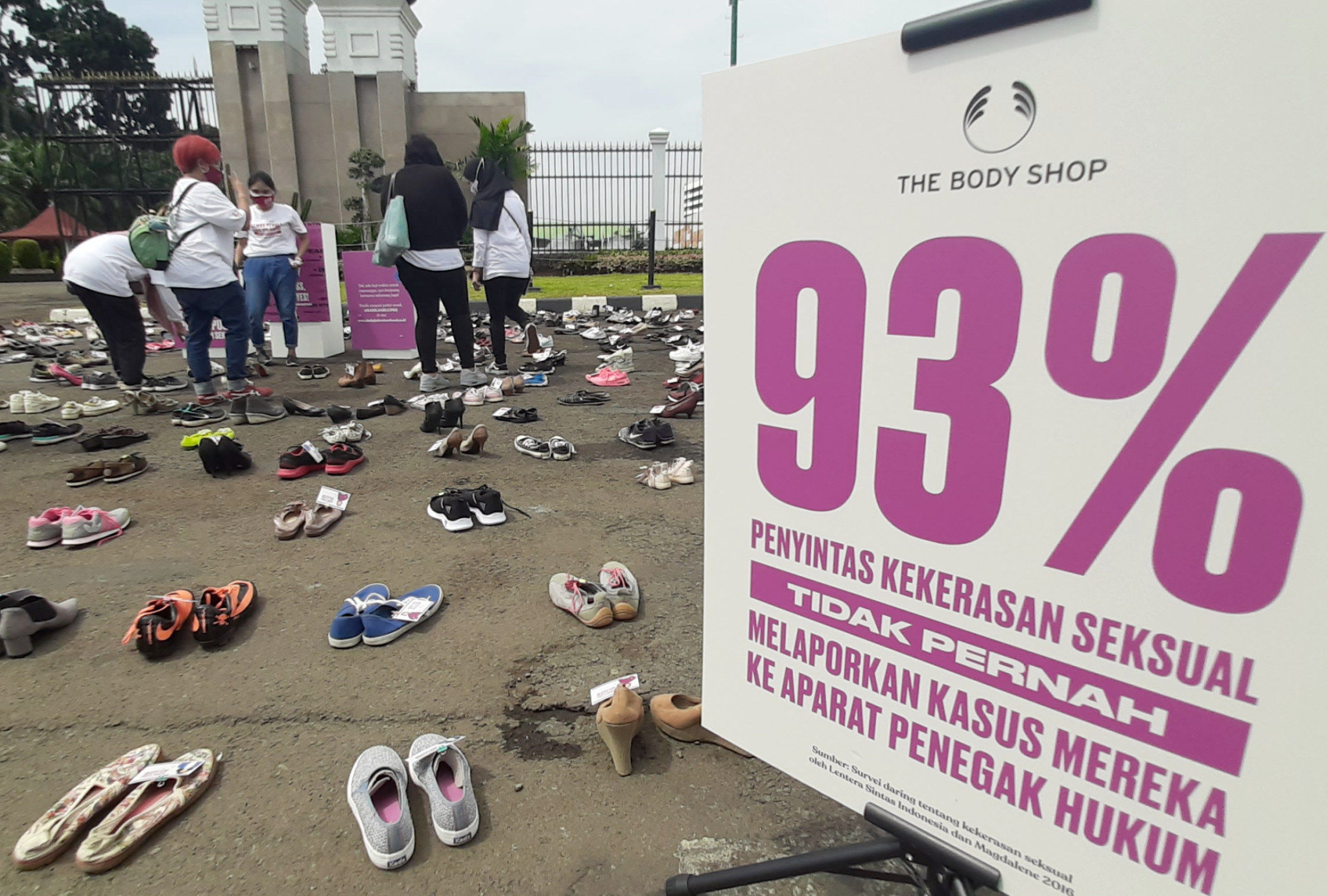 <p>Pegiat komnas perempuan berada diantara sepatu saat aksi diam &#8216;500 Langkah Awal Sahkan Rancangan Undang-Undang Penghapusan Kekerasan Seksual (RUU PKS) di depan gedung DPR, Jakarta, Rabu, 25 November 2020. Foto: Ismail Pohan/TrenAsia</p>
