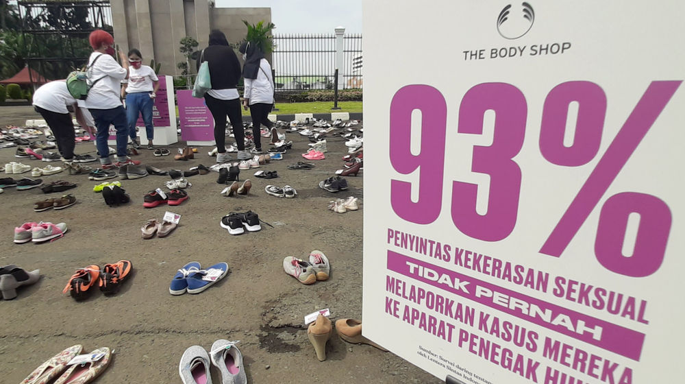 <p>Pegiat komnas perempuan berada diantara sepatu saat aksi diam ‘500 Langkah Awal Sahkan Rancangan Undang-Undang Penghapusan Kekerasan Seksual (RUU PKS) di depan gedung DPR, Jakarta, Rabu, 25 November 2020. Foto: Ismail Pohan/TrenAsia</p>