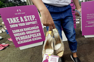 <p>Pegiat komnas perempuan memegang sepatu saat aksi diam ‘500 Langkah Awal Sahkan Rancangan Undang-Undang Penghapusan Kekerasan Seksual (RUU PKS) di depan gedung DPR, Jakarta, Rabu, 25 November 2020. Foto: Ismail Pohan/TrenAsia</p>
