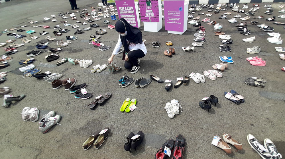 <p>Pegiat komnas perempuan memegang sepatu saat aksi diam ‘500 Langkah Awal Sahkan Rancangan Undang-Undang Penghapusan Kekerasan Seksual (RUU PKS) di depan gedung DPR, Jakarta, Rabu, 25 November 2020. Foto: Ismail Pohan/TrenAsia</p>
