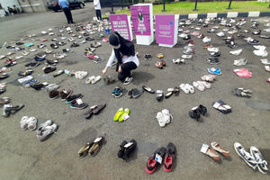 <p>Pegiat komnas perempuan memegang sepatu saat aksi diam ‘500 Langkah Awal Sahkan Rancangan Undang-Undang Penghapusan Kekerasan Seksual (RUU PKS) di depan gedung DPR, Jakarta, Rabu, 25 November 2020. Foto: Ismail Pohan/TrenAsia</p>
