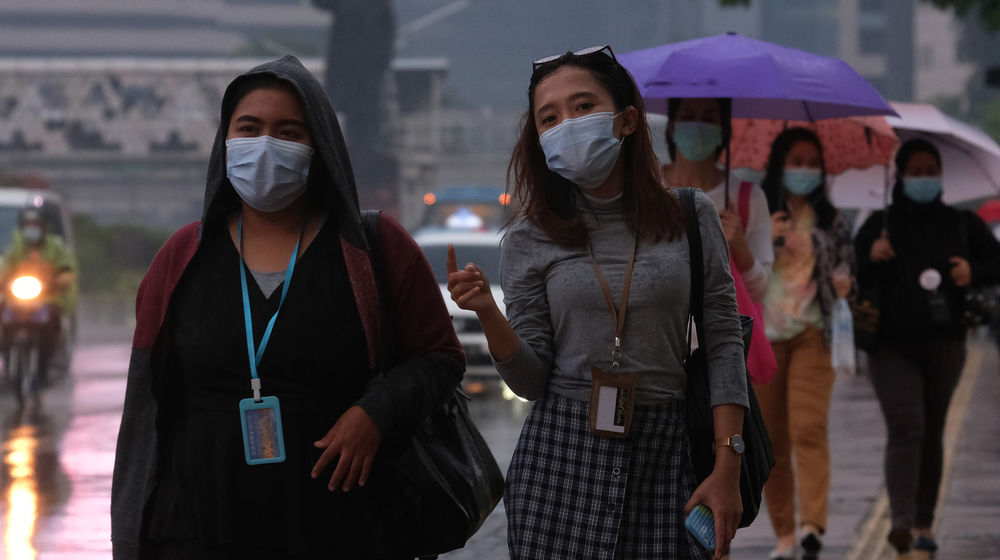 <p>Ilustrasi: Suasana sejumlah pekerja melintas saat jam pulang kerja di kawasan Dukuh Atas, Sudirman, Jakarta, Rabu, 4 November 2020. Foto: Ismail Pohan/TrenAsia</p>
