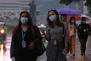 <p>Ilustrasi: Suasana sejumlah pekerja melintas saat jam pulang kerja di kawasan Dukuh Atas, Sudirman, Jakarta, Rabu, 4 November 2020. Foto: Ismail Pohan/TrenAsia</p>
