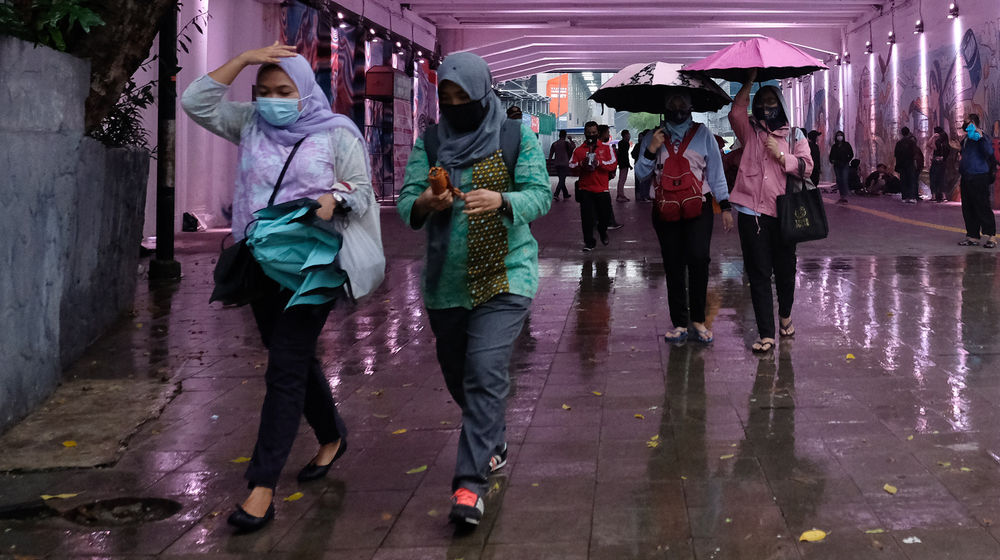 <p>Suasana sejumlah pekerja melintas saat jam pulang kerja di kawasan Dukuh Atas, Sudirman, Jakarta, Rabu, 4 November 2020. Foto: Ismail Pohan/TrenAsia</p>
