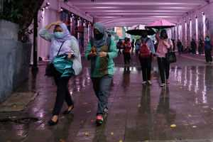<p>Suasana sejumlah pekerja melintas saat jam pulang kerja di kawasan Dukuh Atas, Sudirman, Jakarta, Rabu, 4 November 2020. Foto: Ismail Pohan/TrenAsia</p>