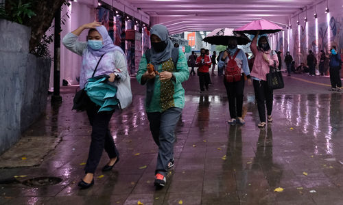 <p>Suasana sejumlah pekerja melintas saat jam pulang kerja di kawasan Dukuh Atas, Sudirman, Jakarta, Rabu, 4 November 2020. Foto: Ismail Pohan/TrenAsia</p>
