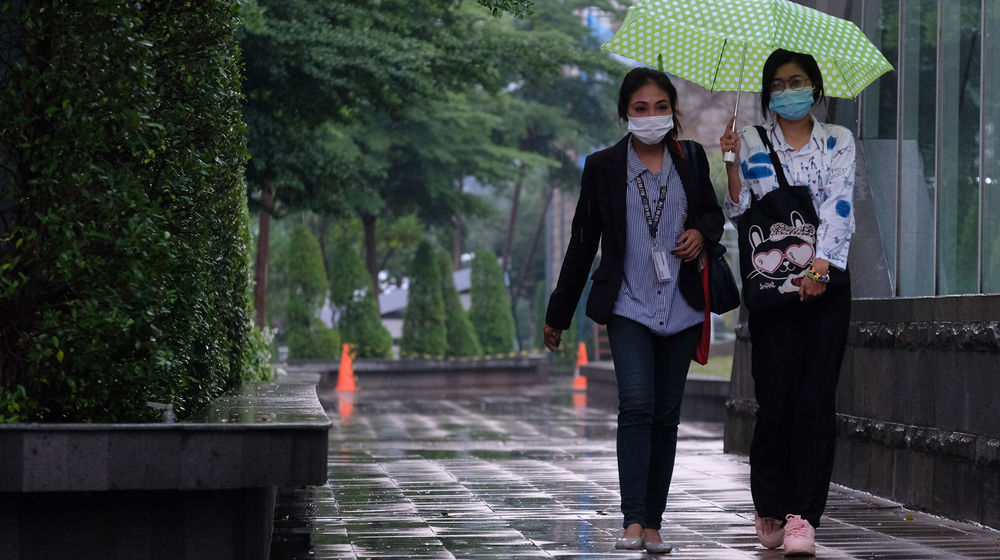<p>Suasana sejumlah pekerja melintas saat jam pulang kerja di kawasan Dukuh Atas, Sudirman, Jakarta, Rabu, 4 November 2020. Foto: Ismail Pohan/TrenAsia</p>