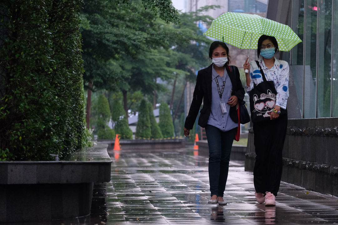 <p>Suasana sejumlah pekerja melintas saat jam pulang kerja di kawasan Dukuh Atas, Sudirman, Jakarta, Rabu, 4 November 2020. Foto: Ismail Pohan/TrenAsia</p>
