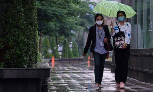 <p>Suasana sejumlah pekerja melintas saat jam pulang kerja di kawasan Dukuh Atas, Sudirman, Jakarta, Rabu, 4 November 2020. Foto: Ismail Pohan/TrenAsia</p>