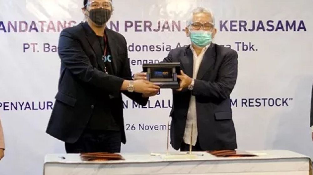 <p>Direktur Utama PT Bank Rakyat Indonesia Agroniaga Tbk (BRI Agro)  Ebeneser Girsang (kanan) bersama Direktur Utama  PT Cerita Teknologi Indonesia (Restock) Muhammad Farid Andika, menandatangani naskah kerja sama, di Jakarta, Kamis, 26 November 2020 / Dok. BRI Agro</p>

