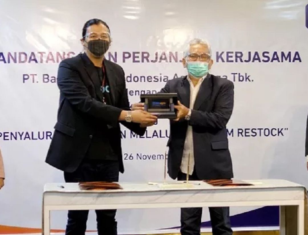 <p>Direktur Utama PT Bank Rakyat Indonesia Agroniaga Tbk (BRI Agro)  Ebeneser Girsang (kanan) bersama Direktur Utama  PT Cerita Teknologi Indonesia (Restock) Muhammad Farid Andika, menandatangani naskah kerja sama, di Jakarta, Kamis, 26 November 2020 / Dok. BRI Agro</p>
