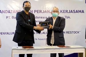 <p>Direktur Utama PT Bank Rakyat Indonesia Agroniaga Tbk (BRI Agro)  Ebeneser Girsang (kanan) bersama Direktur Utama  PT Cerita Teknologi Indonesia (Restock) Muhammad Farid Andika, menandatangani naskah kerja sama, di Jakarta, Kamis, 26 November 2020 / Dok. BRI Agro</p>
