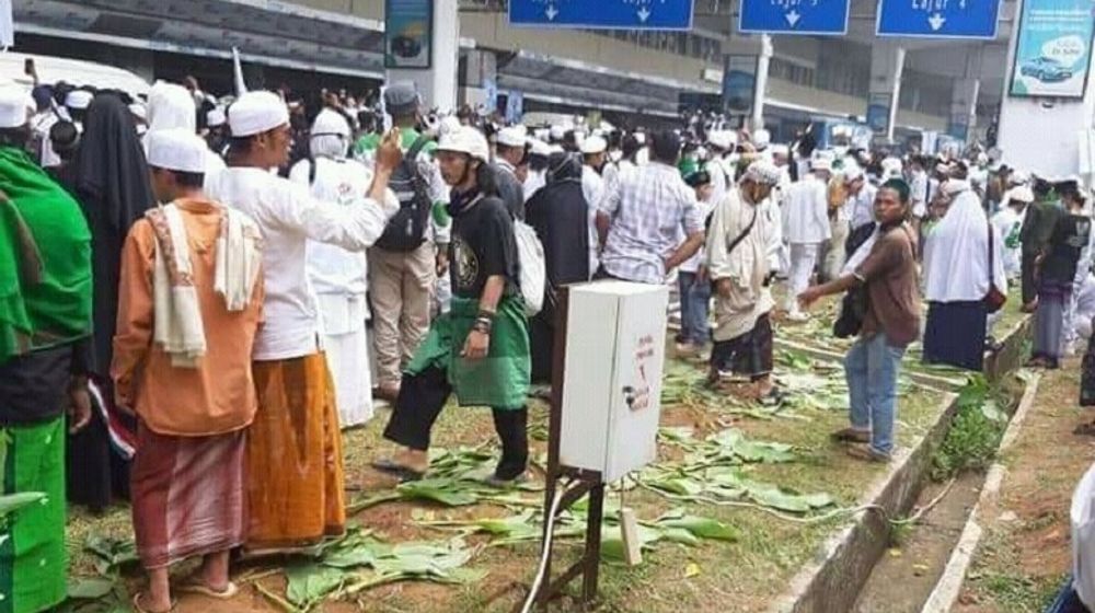<p>Sejumlah fasilitas Bandara Soekarno-Hatta rusak akibat ramainya massa penjemput Rizieq Shihab. / Istimewa</p>
