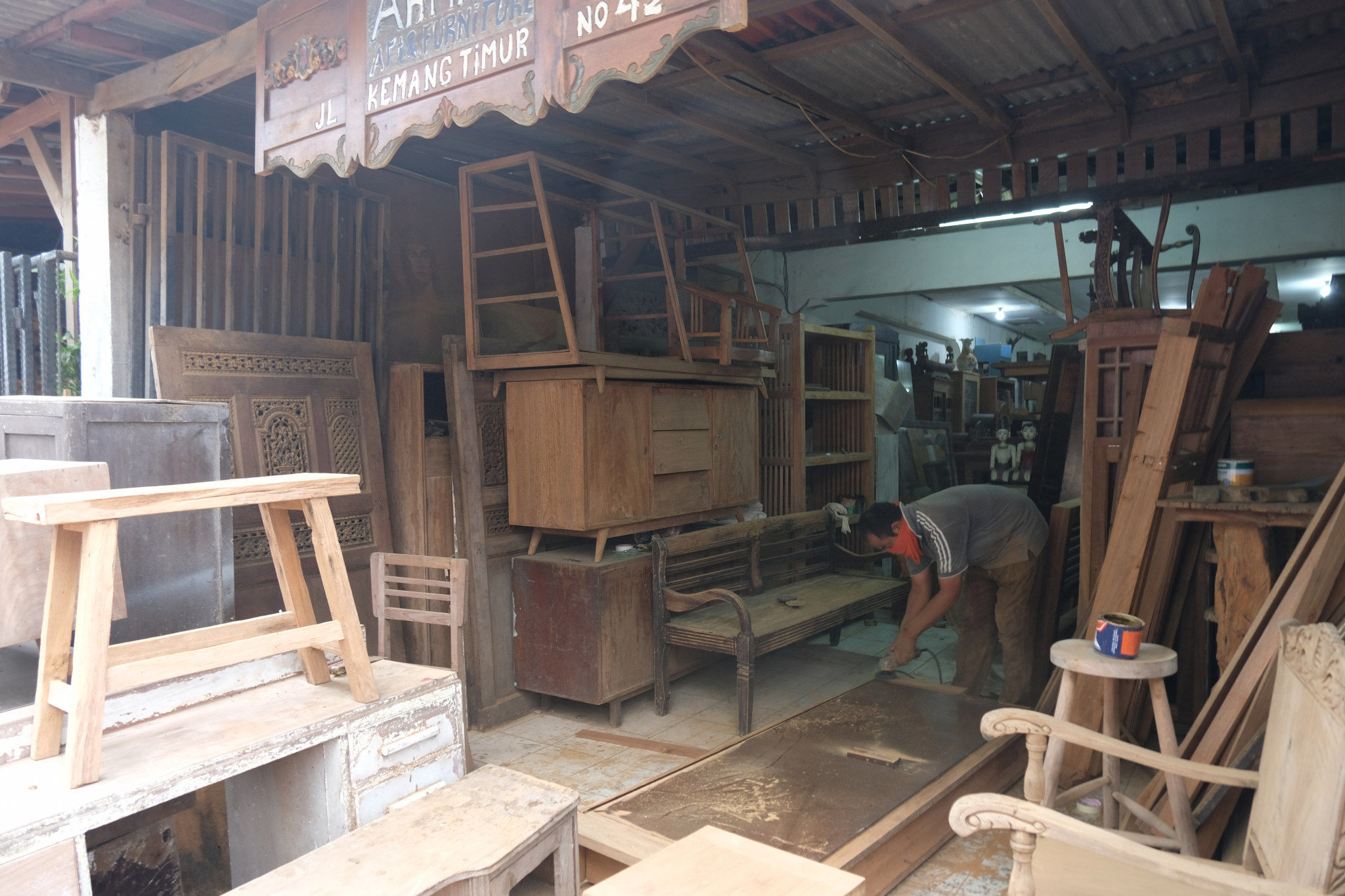 <p>Pekerja menyelesaikan pembuatan produk mebel di workshop furniture kawasan Kemang Utara, Jakarta, Kamis, 26 November 2020. Foto: Ismail Pohan/TrenAsia</p>
