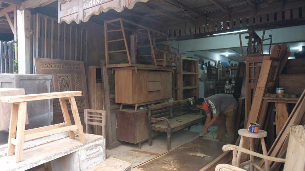 <p>Pekerja menyelesaikan pembuatan produk mebel di workshop furniture kawasan Kemang Utara, Jakarta, Kamis, 26 November 2020. Foto: Ismail Pohan/TrenAsia</p>
