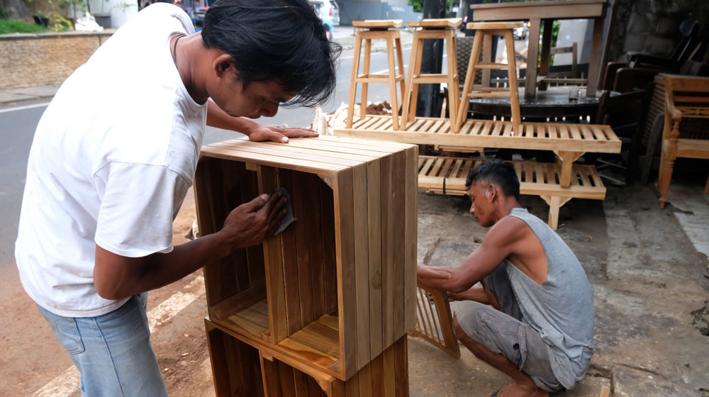 <p>Pekerja menyelesaikan pembuatan produk mebel di workshop furniture kawasan Kemang Utara, Jakarta, Kamis, 26 November 2020. Foto: Ismail Pohan/TrenAsia</p>

