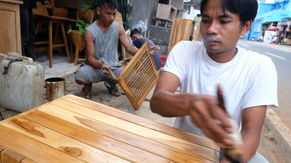 <p>Pekerja menyelesaikan pembuatan produk mebel di workshop furniture kawasan Kemang Utara, Jakarta, Kamis, 26 November 2020. Foto: Ismail Pohan/TrenAsia</p>
