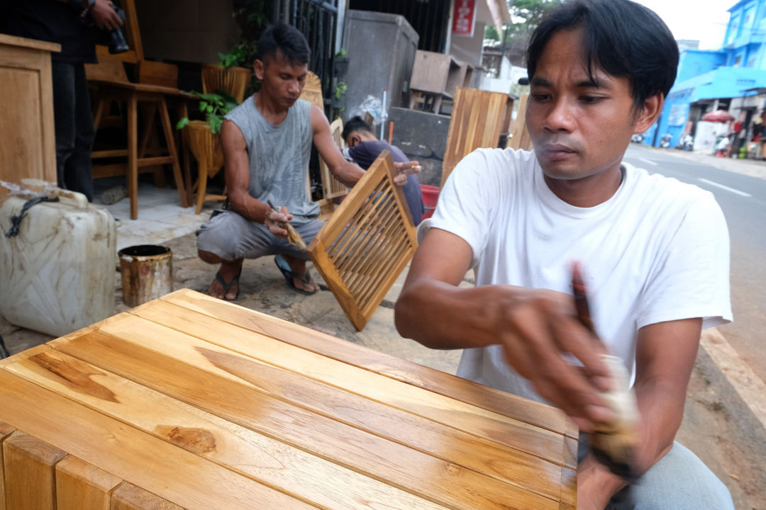 <p>Pekerja menyelesaikan pembuatan produk mebel di workshop furniture kawasan Kemang Utara, Jakarta, Kamis, 26 November 2020. Foto: Ismail Pohan/TrenAsia</p>
