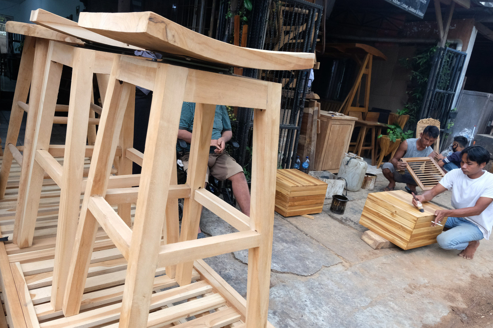 <p>Pekerja menyelesaikan pembuatan produk mebel di workshop furniture kawasan Kemang Utara, Jakarta, Kamis, 26 November 2020. Foto: Ismail Pohan/TrenAsia</p>
